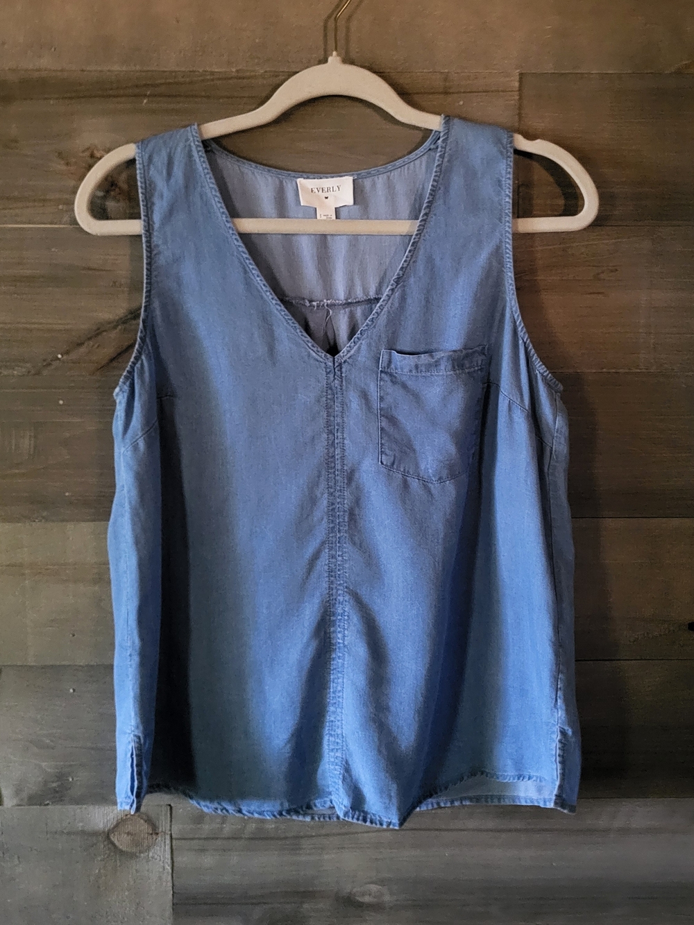 Everly Light Denim Chambray V-Neck Tank With Pocket Size S